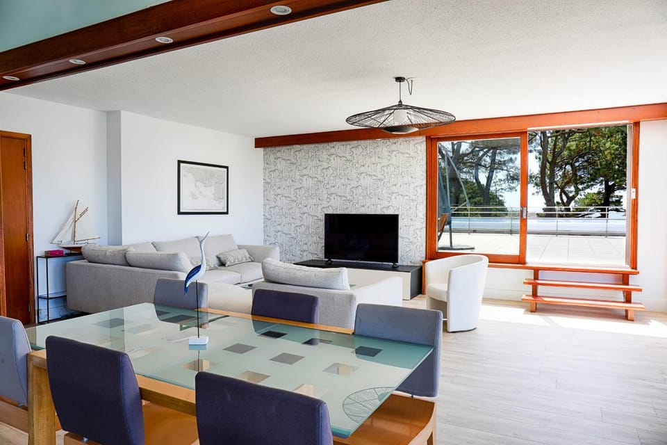 Spacious T4 with Wifi on the seafront Apartment in Brittany