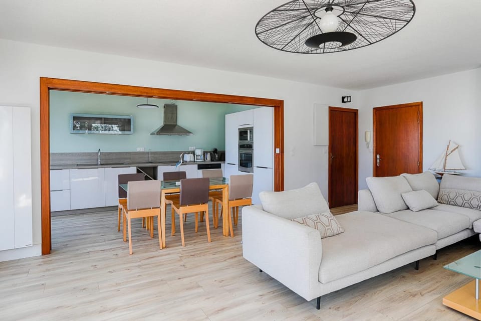 Spacious T4 with Wifi on the seafront Apartment in Brittany