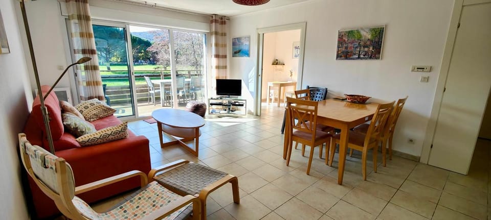 Spacious apartment with pool Apartment in Saint-Raphael