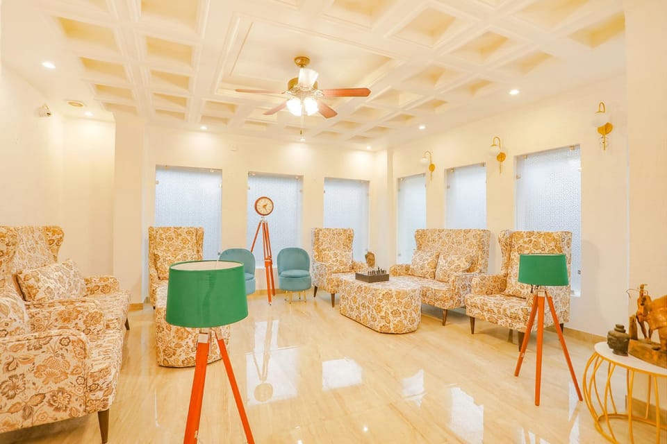 Restaurant/places to eat, Living room, Seating area, Breakfast, fireplace, air conditioner