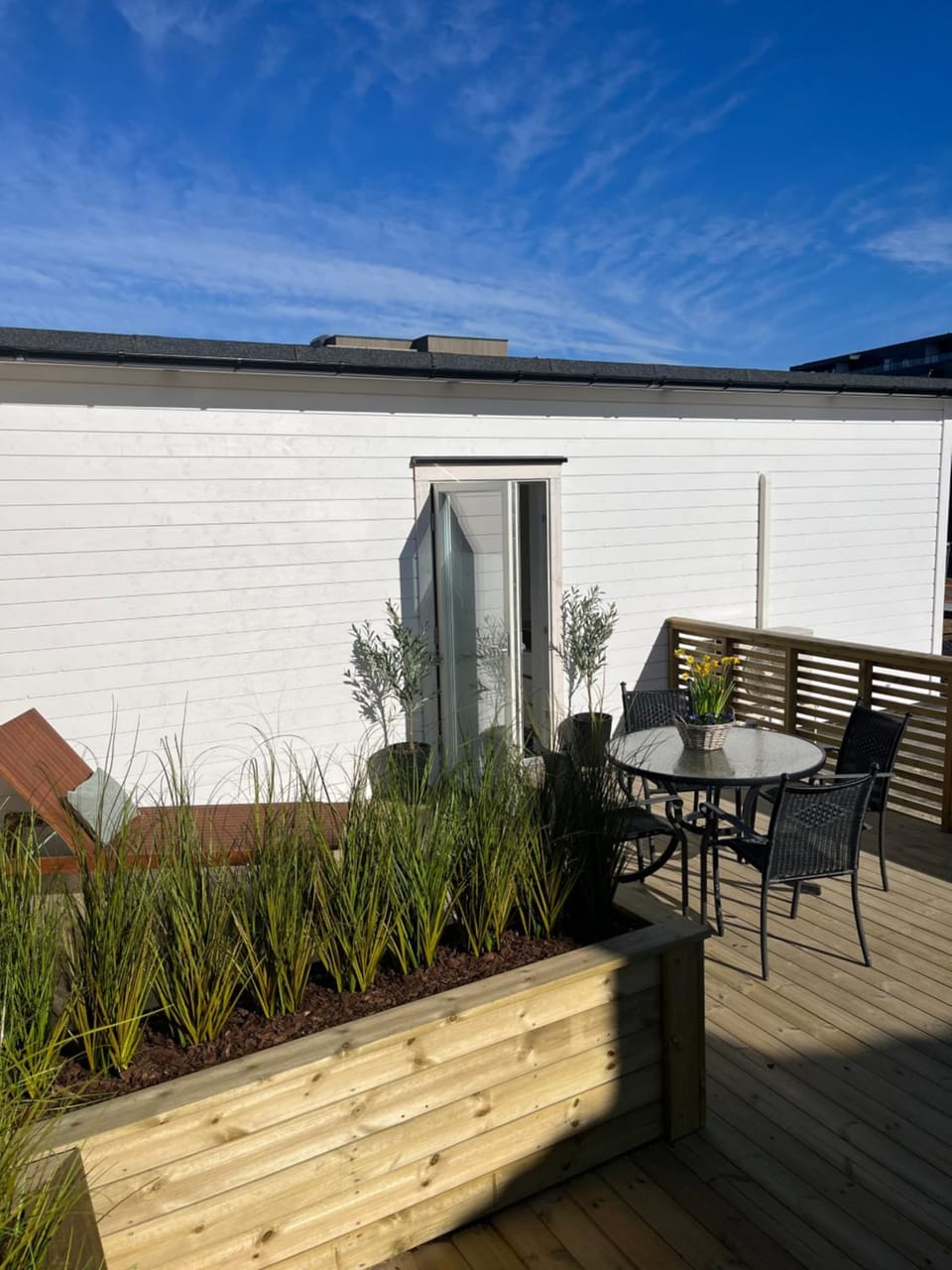 Property building, Patio, Day, Balcony/Terrace, Dining area