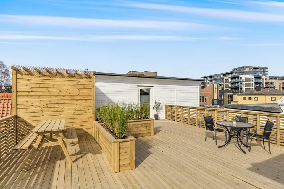 Property building, Patio, Day, Balcony/Terrace, Dining area