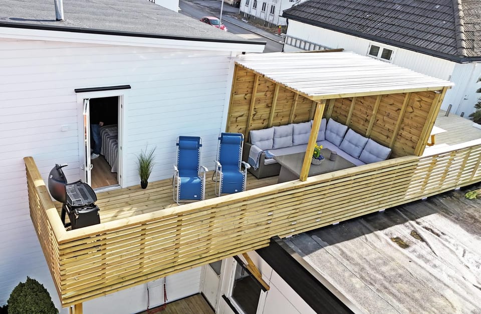 Property building, Patio, Day, BBQ facilities, Balcony/Terrace