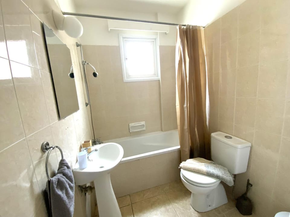2 Apts, Fast Wi-Fi, 5 Min Walk to Beach Apartment in Larnaca