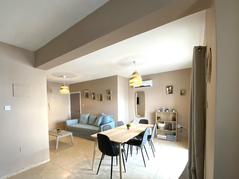2 Apts, Fast Wi-Fi, 5 Min Walk to Beach Apartment in Larnaca