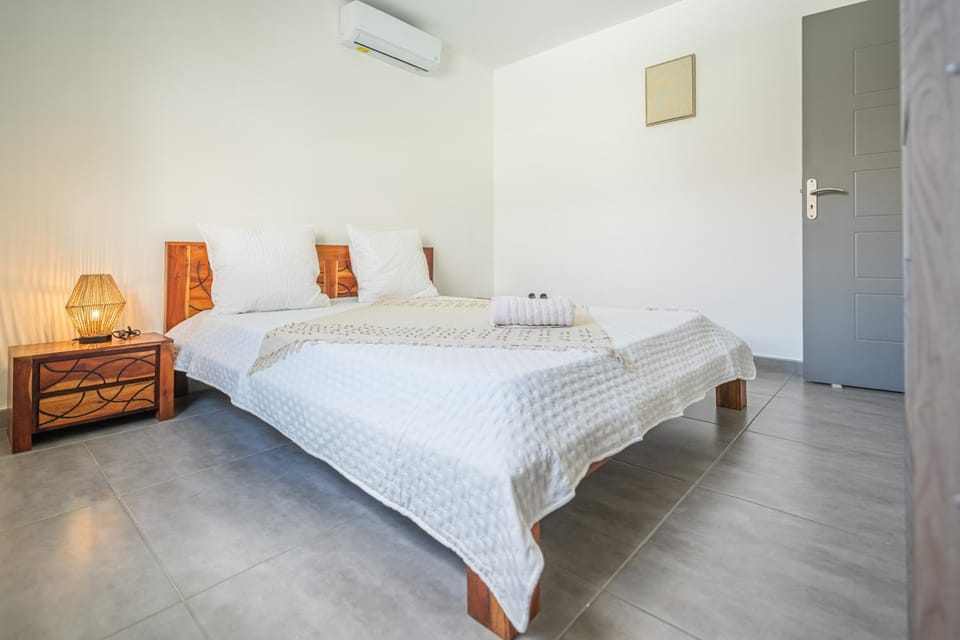 Bed, Bedroom, towels, air conditioner