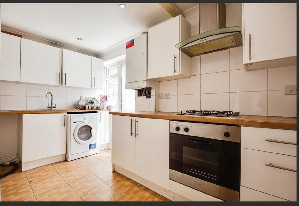 Kitchen or kitchenette, dishwasher, stove