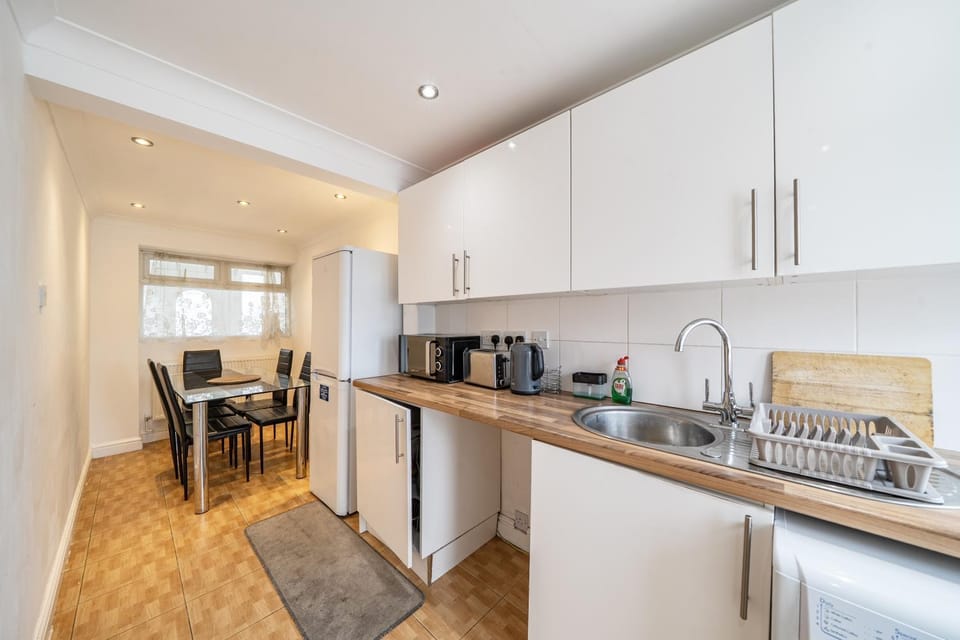 3-Bed - Sleeps 5 - Pets - Parking House in Hayes