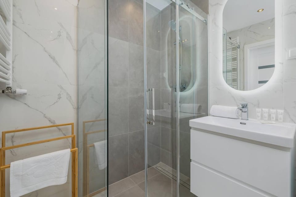 Shower, Bathroom, towels