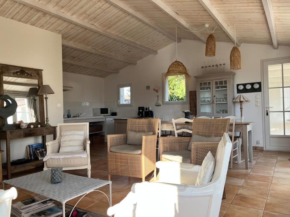 Kitchen or kitchenette, Seating area, Dining area