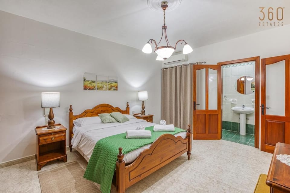 Bed, Photo of the whole room, Bedroom, towels, wardrobe