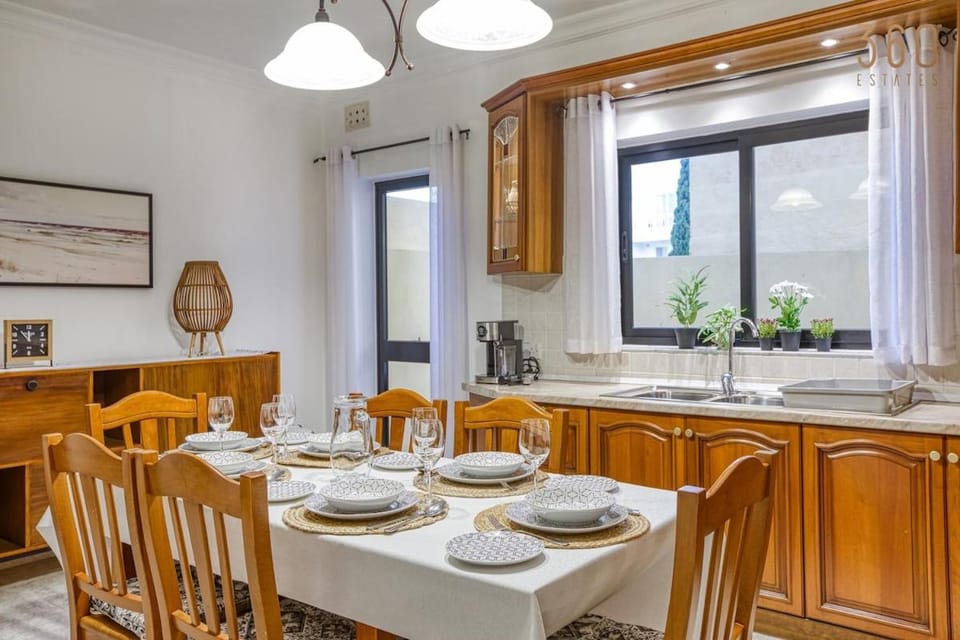 Kitchen or kitchenette, Living room, Seating area, Dining area, air conditioner