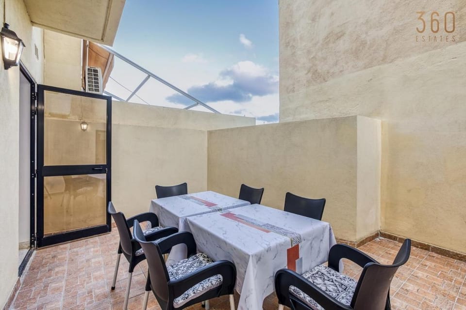 Patio, Kitchen or kitchenette, Living room, Seating area, Dining area