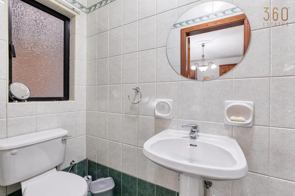 Shower, Toilet, Bathroom, Bath, bidet, towels