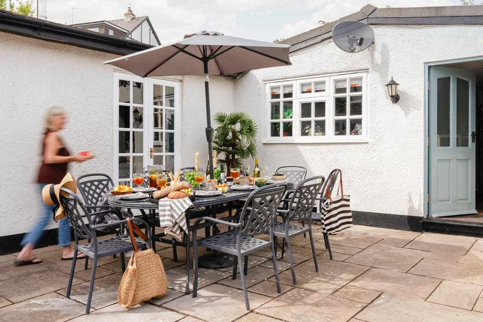 Property building, Balcony/Terrace, Dining area