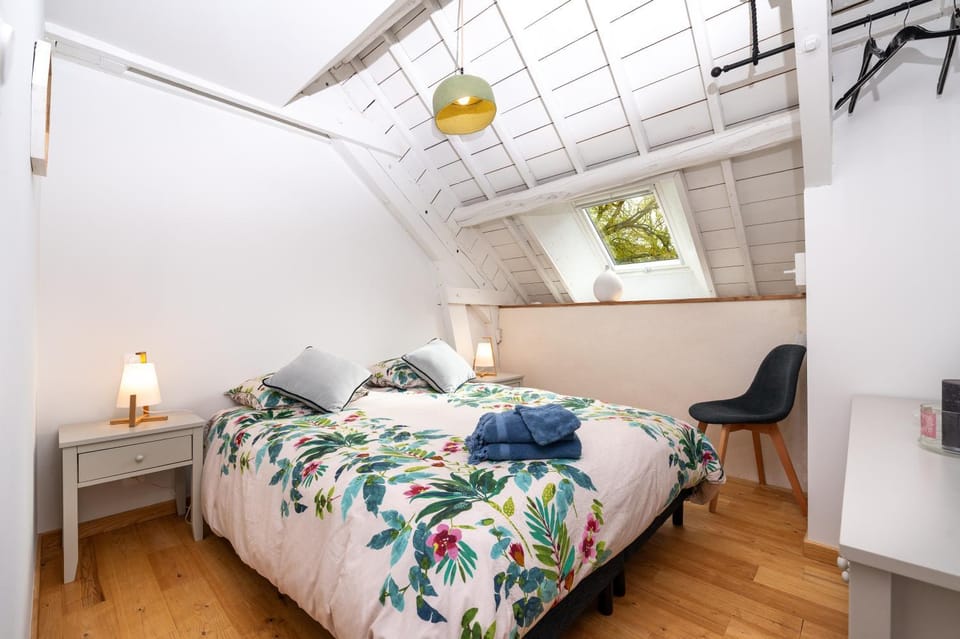 Property building, Living room, Bedroom