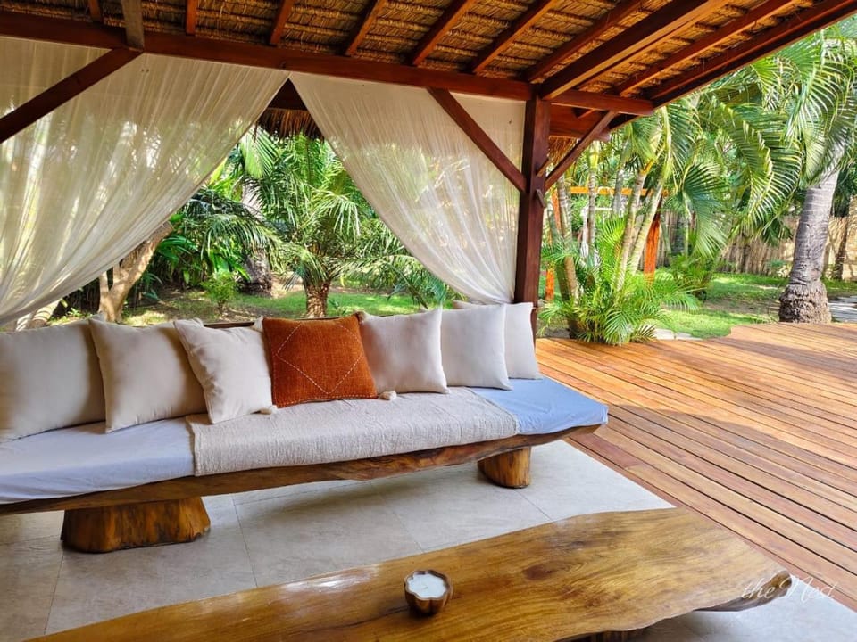 Natural landscape, Garden, Balcony/Terrace, Living room, Decorative detail, Seating area, Dining area, Garden view, Pool view