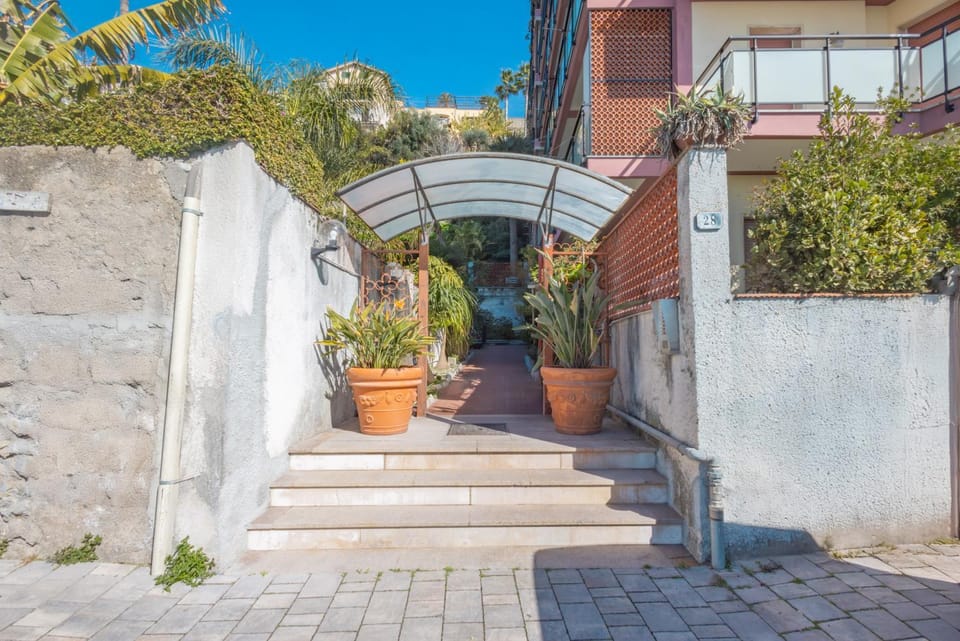 Property building, Facade/entrance, Off site