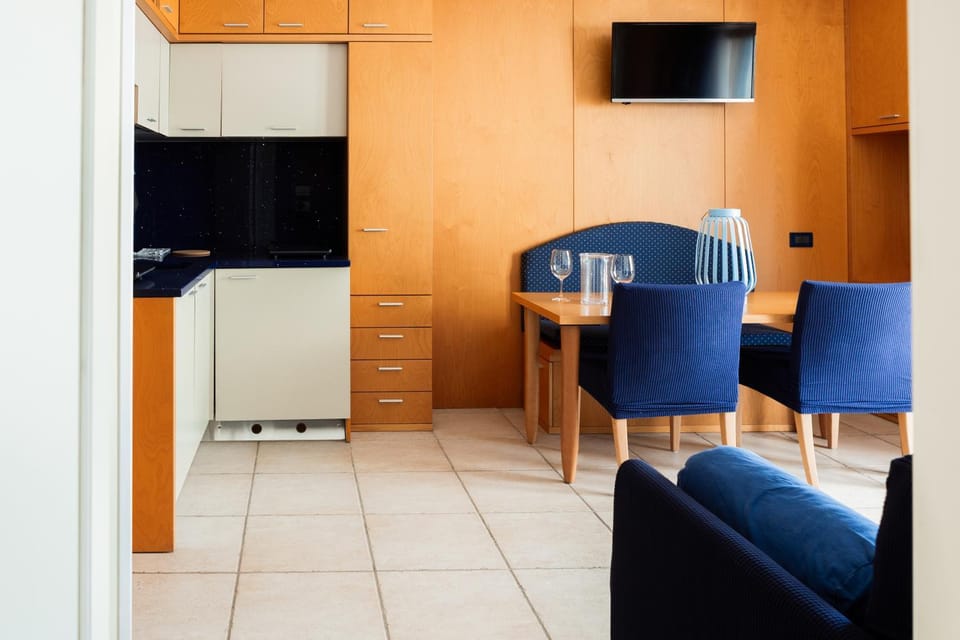 Kitchen or kitchenette, Living room, Seating area, Dining area