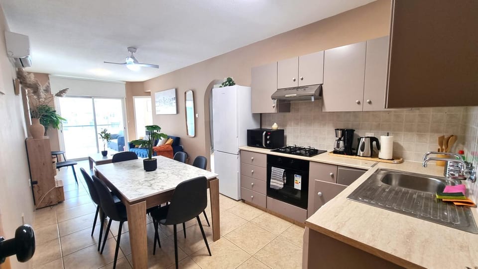 Coffee/tea facilities, Kitchen or kitchenette, Dining area, stove