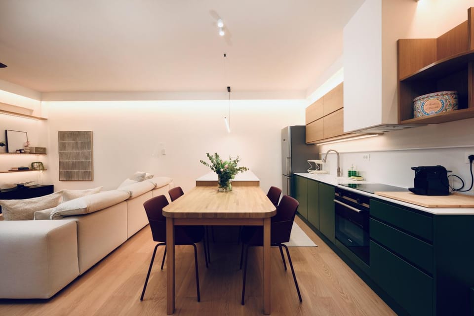 Kitchen or kitchenette, Seating area, Dining area, stove