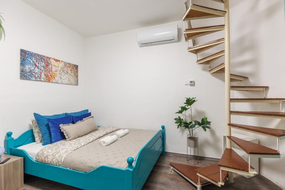 Bed, Bedroom, air conditioner
