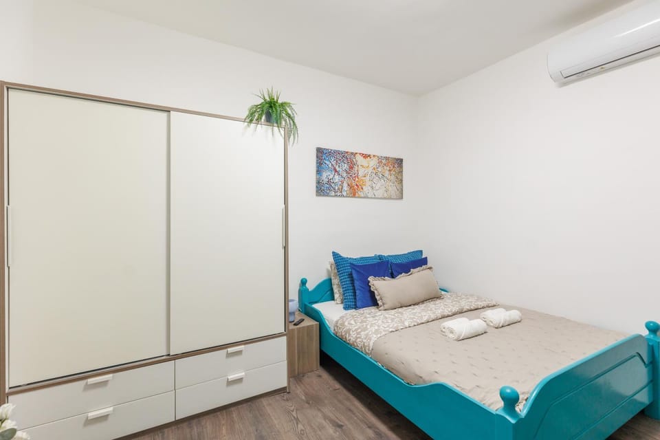 Bed, Photo of the whole room, Bedroom, wardrobe