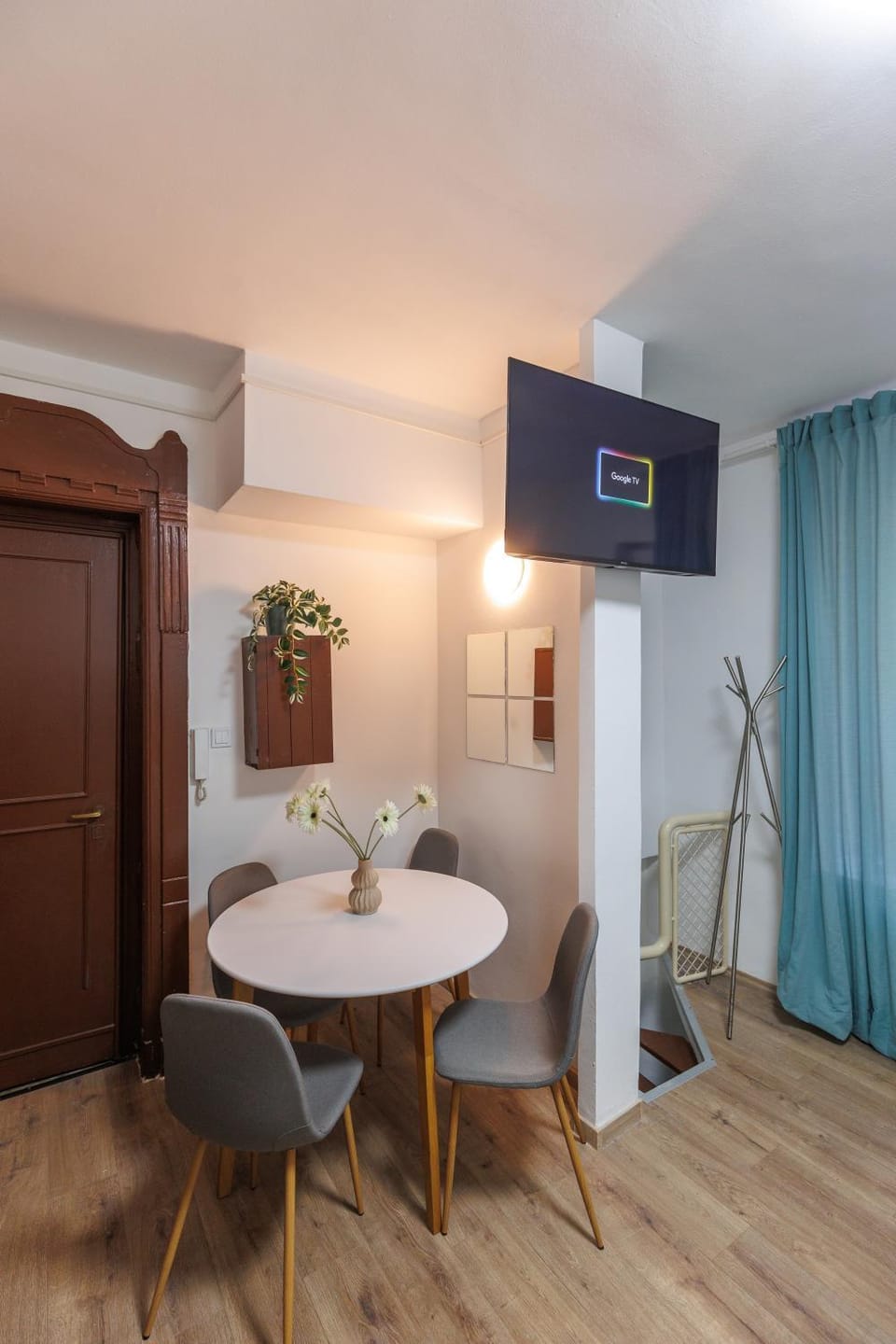 TV and multimedia, Living room, Seating area, Dining area