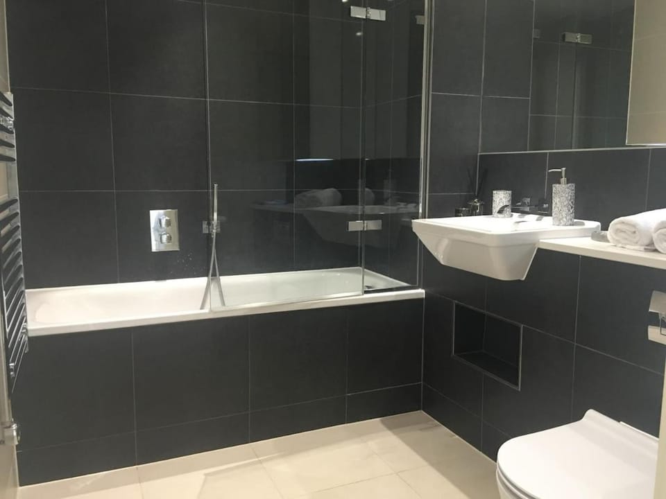 Shower, Toilet, Bathroom, towels
