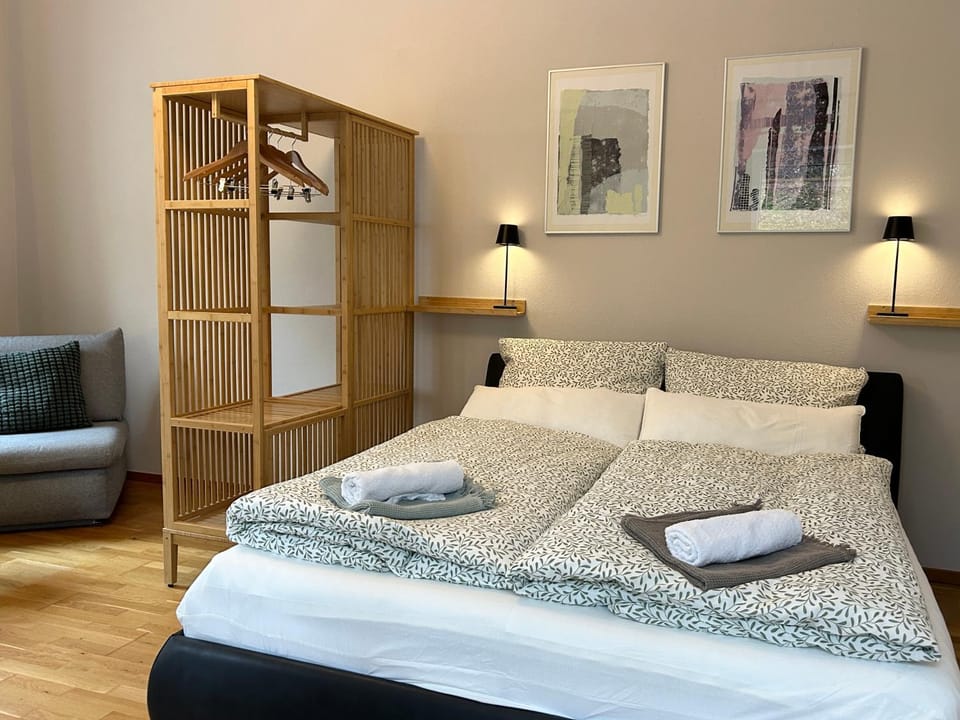 Bed, Living room, Photo of the whole room, Seating area, Bedroom, towels