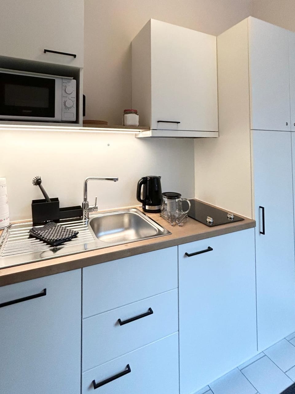 Coffee/tea facilities, Kitchen or kitchenette, dishwasher, microwave, stove, toaster