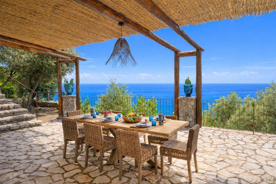 Natural landscape, View (from property/room), Balcony/Terrace, Dining area, Sea view
