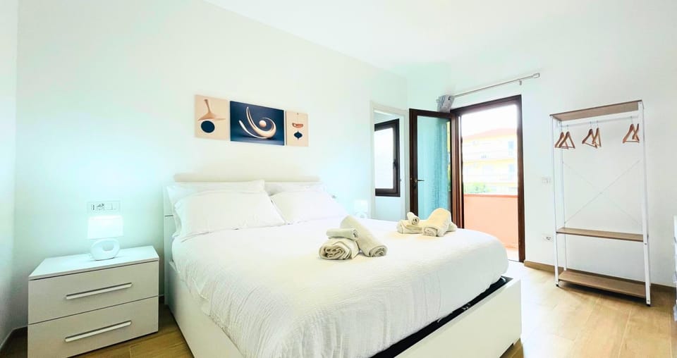 Bed, Photo of the whole room, Bedroom, towels