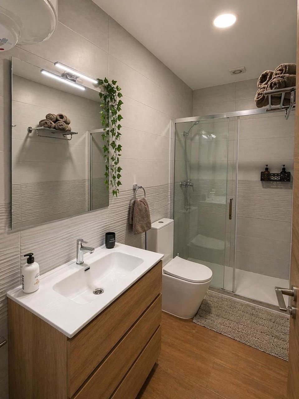 Shower, Toilet, Bathroom, towels