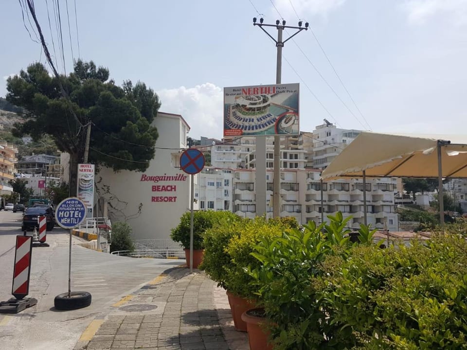 Day, Neighbourhood, Natural landscape, On site, Street view, Location, Parking