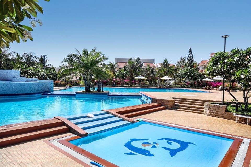 Day, Pool view, Swimming pool, sunbed