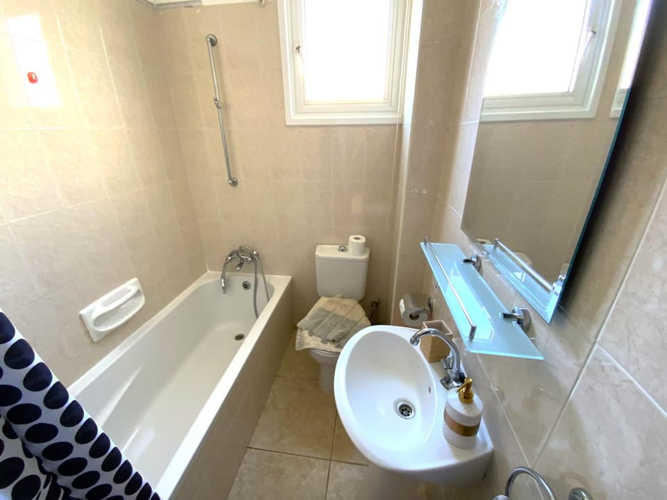 Shower, Toilet, Bathroom, Bath, towels