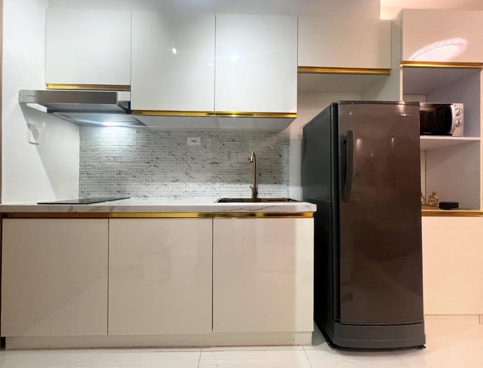 Modern Makati Condo with Balcony & Cityscape Views Apartment in Pasay
