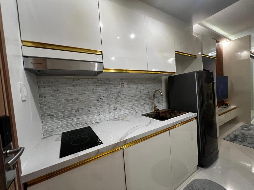 Modern Makati Condo with Balcony & Cityscape Views Apartment in Pasay