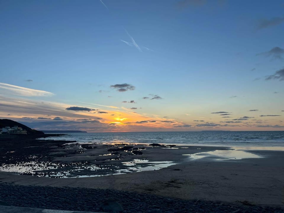 Sea views and stunning sunsets! Fantastic location Apartment in Westward Ho