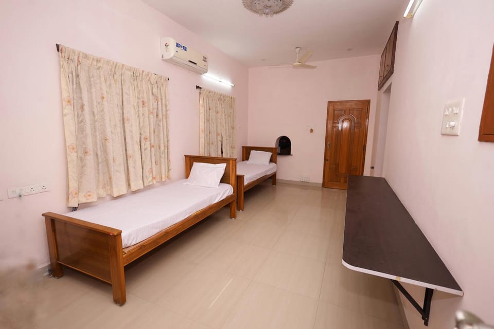 Bed, Living room, Photo of the whole room, air conditioner
