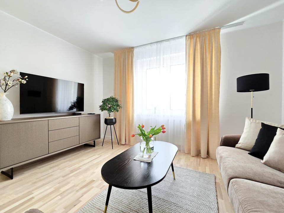 Communal lounge/ TV room, TV and multimedia, Living room, Seating area, Evening entertainment