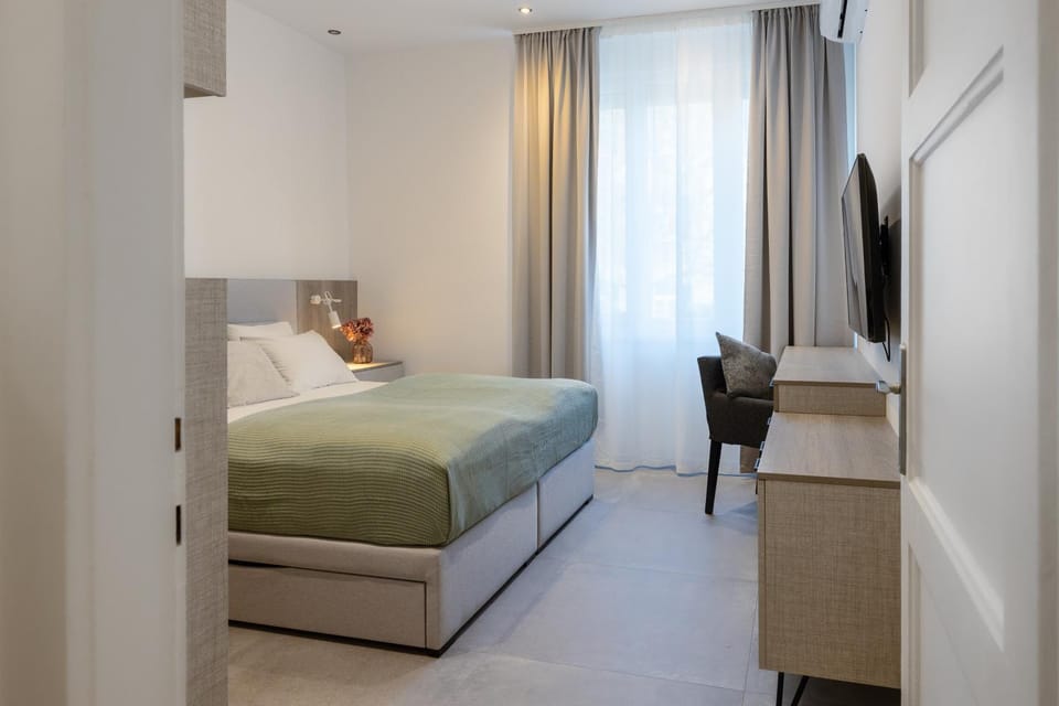 Bed, TV and multimedia, Bedroom