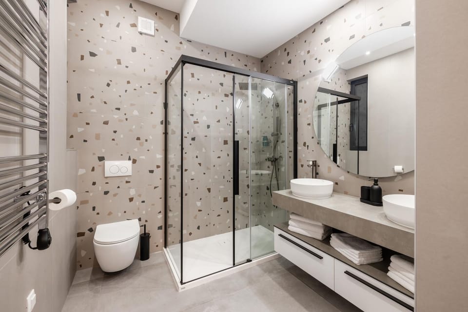 Toilet, towels