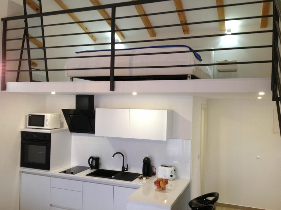 Kitchen or kitchenette, Bedroom