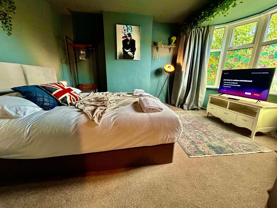 4 Bedroom House - DISC0UNTS - Parking, Contractors, Group, Family House in Canterbury