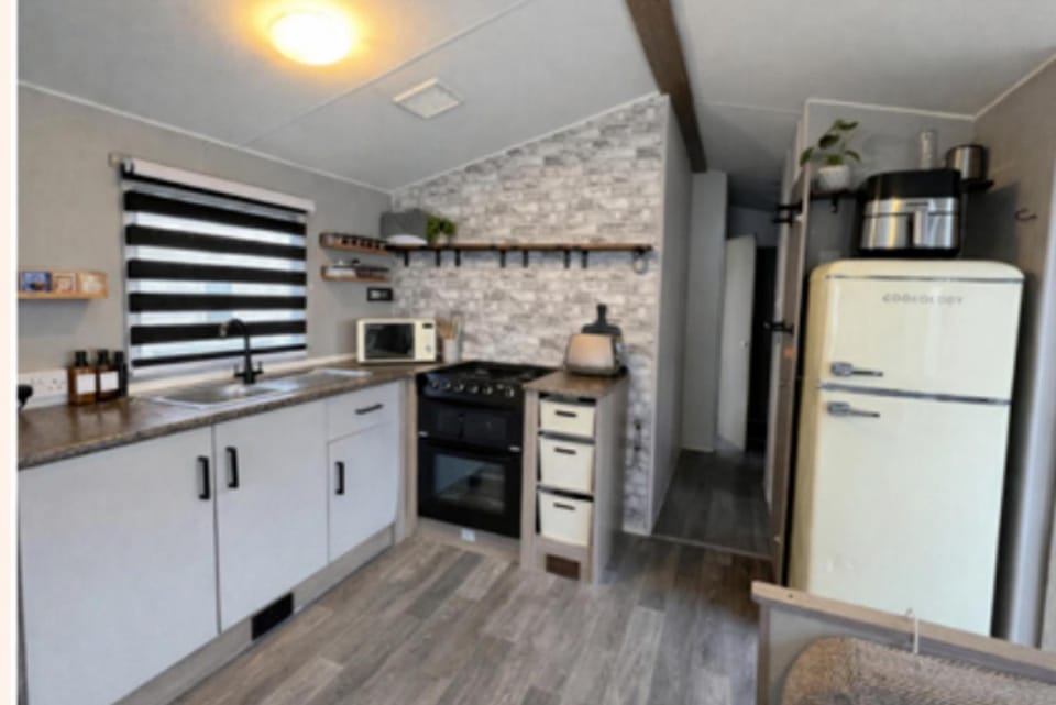 Coffee/tea facilities, Kitchen or kitchenette, dishwasher, oven, stove, toaster