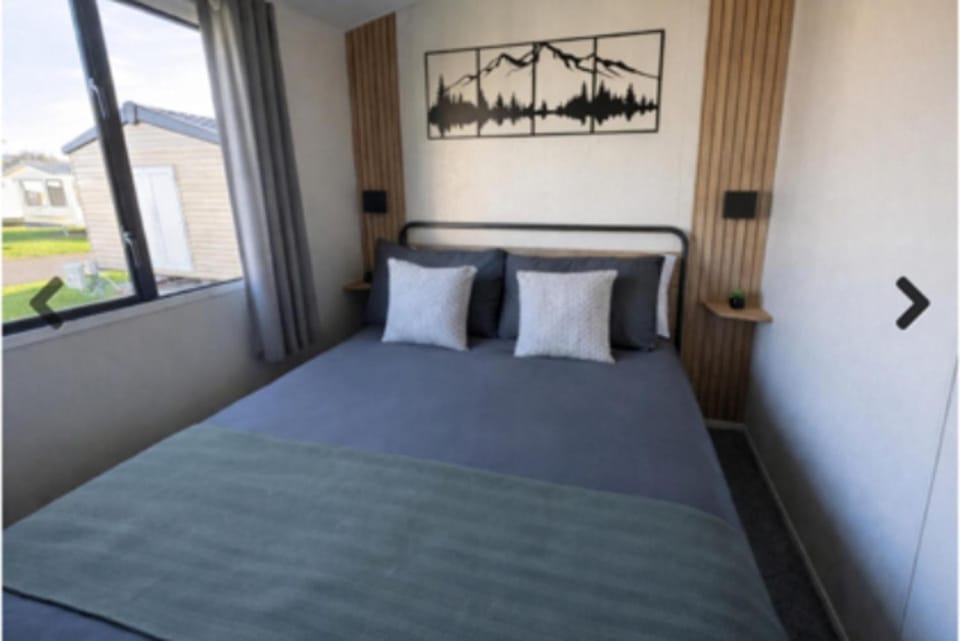 Bed, View (from property/room), Photo of the whole room, Decorative detail, Bedroom