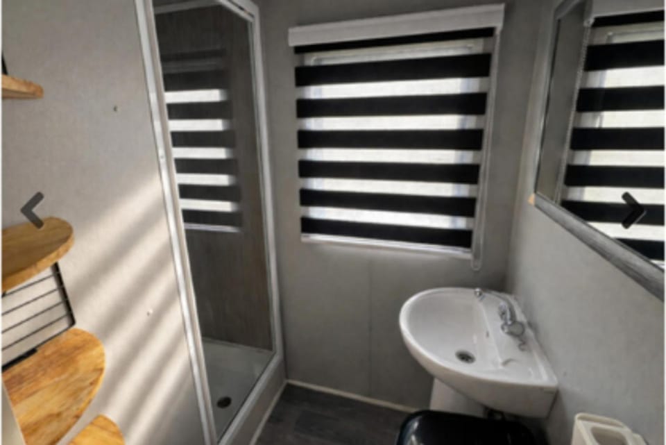 Bathroom, View (from property/room), Photo of the whole room, Decorative detail, acessibility