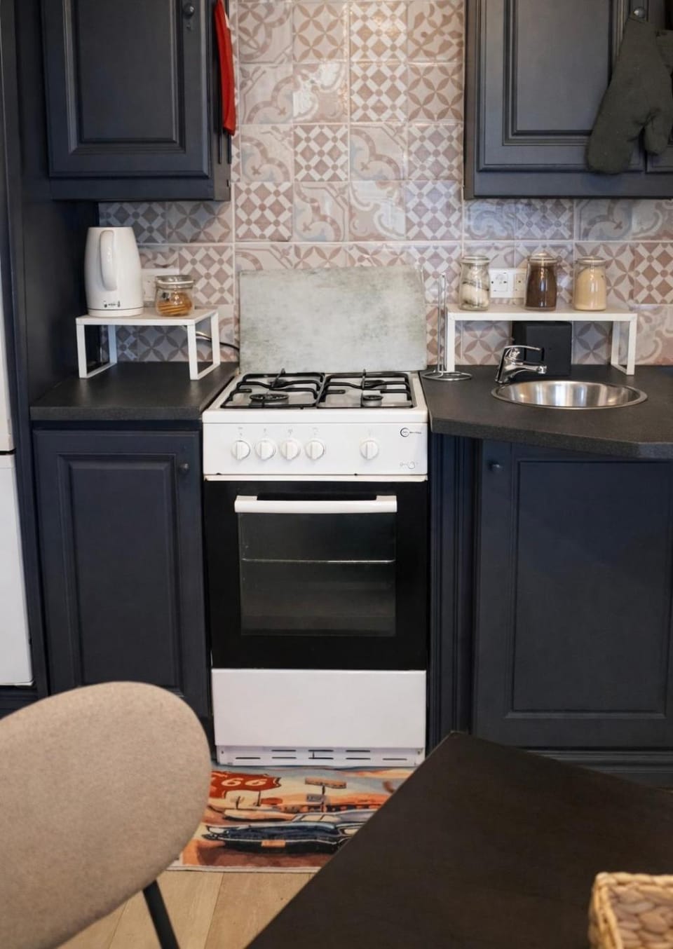 Coffee/tea facilities, Kitchen or kitchenette, oven, stove